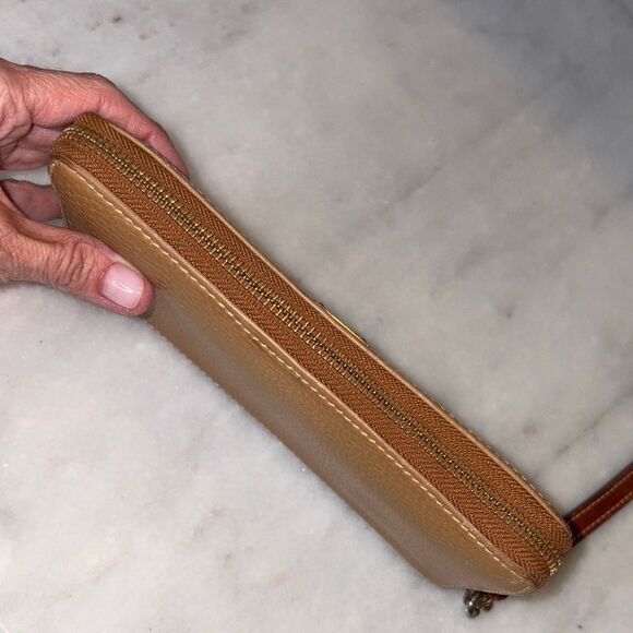 Dooney & Bourke Wallet Wristlet Pebbled Leather Full Zip Continental tan Wallet - Picture 8 of 16